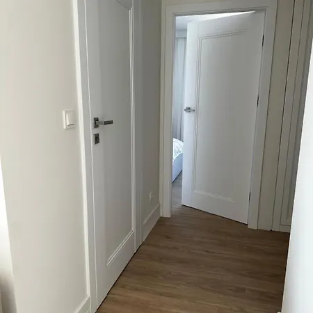 White 5 Min Airport Apartment *