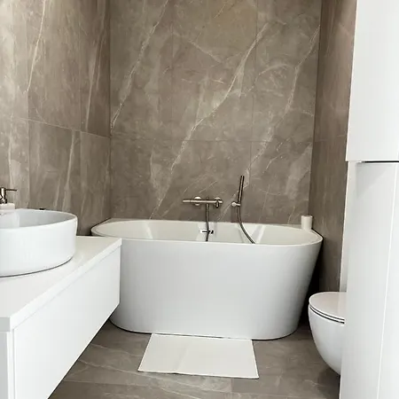 White 5 Min Airport Apartment
