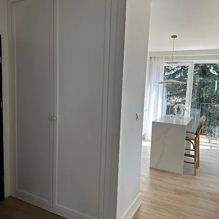 White 5 Min Airport Apartment