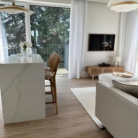 White 5 Min Airport Apartment *